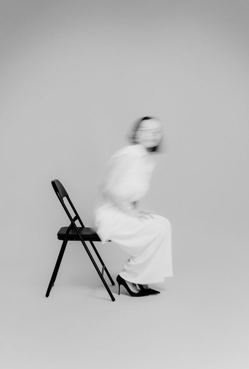 Foto von Steuerberaterin Wittmann, vom Stuhl aufstehend