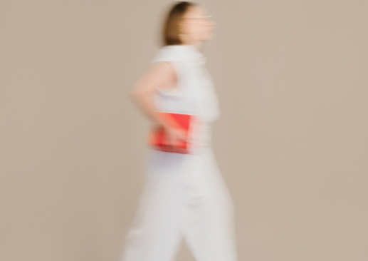 Foto von Steuerberaterin Wittmann, mit Gesetzbuch in der Hand