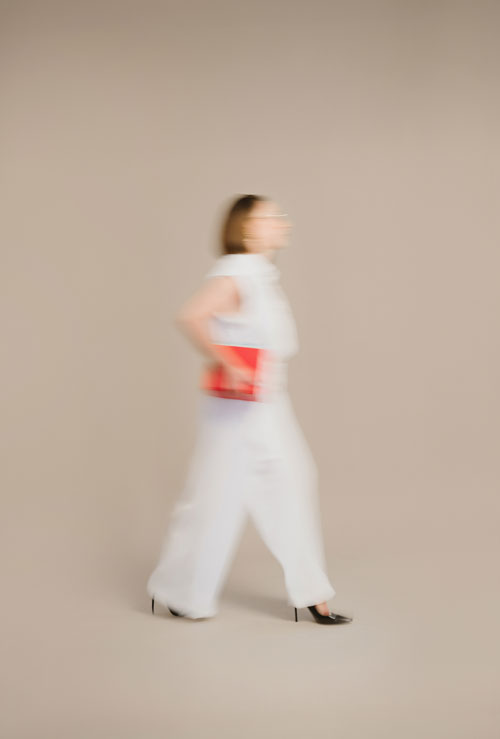 Foto von Steuerberaterin Wittmann, mit Gesetzbuch in der Hand